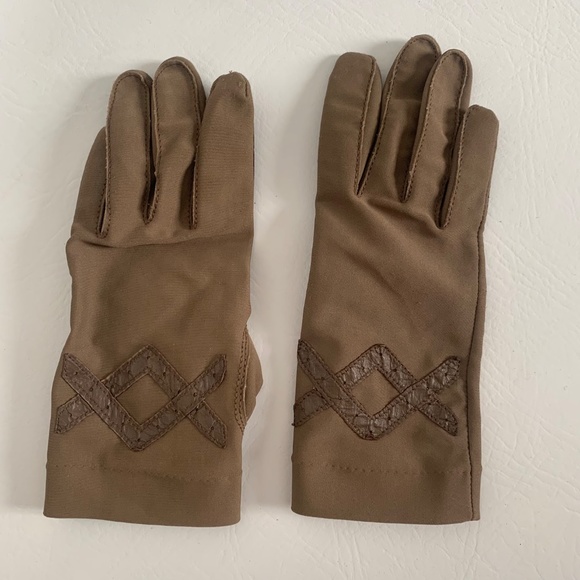 Vintage 60s Fownes Brown Nylon with Leather Accent Driving Gloves - Picture 2 of 10